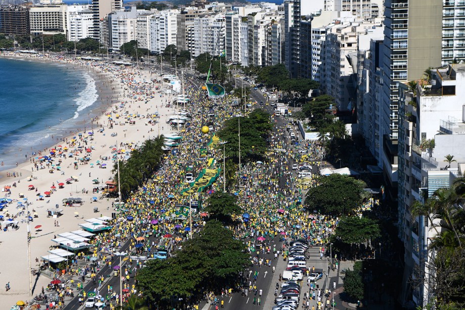Vista aérea mostra manifestantes nos arredores da Praia de Copacabana, no Rio de Janeiro (RJ), durante protesto a favor do ministro Sergio Moro - 30/06/2019
