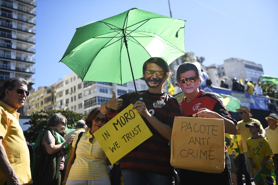 Manifestantes usam máscaras de Jair Bolsonaro e Sergio Moro, durante protesto realizado no Rio de Janeiro (RJ) - 30/06/2019