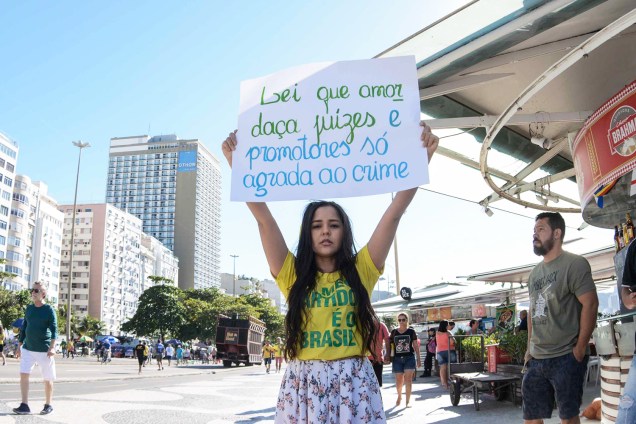 Manifestantes participam de ato em apoio ao ministro da Justiça e da Segurança Pública,  Sergio Moro, e à Operação Lava Jato no posto 5 da Praia de Copacabana, na zona sul do   Rio de Janeiro (RJ) - 30/06/2019
