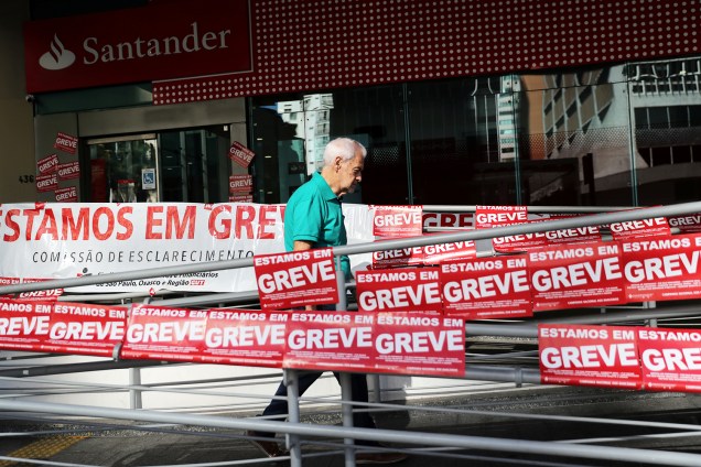 Homem caminha próximo de agência bancária fechada durante greve geral em São Paulo (SP) - 14/06/2019