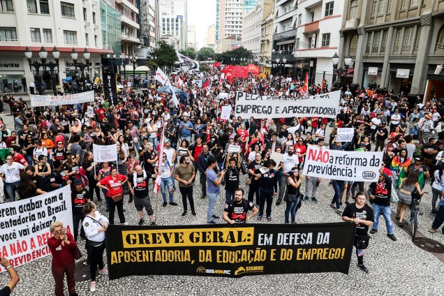 Manifestantes protestam no centro de Curitiba (PR), contra a reforma da previdência e os cortes de verbas na área da educação - 14/06/2019