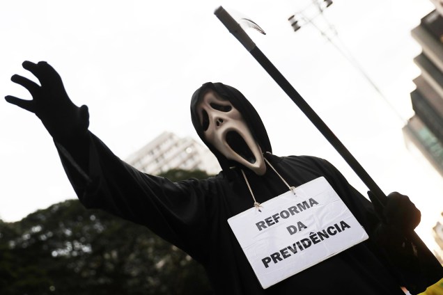 Manifestante participa de protesto contra a reforma da previdência, realizado em São Paulo (SP) - 14/06/2019