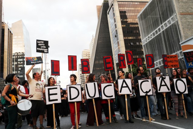 Manifestantes erguem placas e gritam palavras de ordem durante protesto contra a reforma da previdência e contra o corte de verbas na educação, realizado na Avenida Paulista, em São Paulo (SP) - 14/06/2019