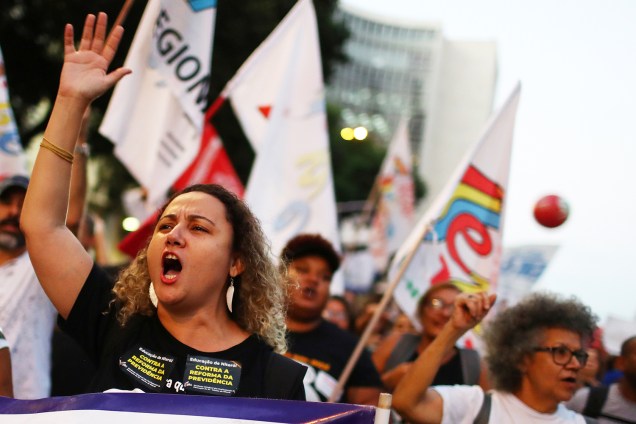 Manifestantes gritam palavras de ordem durante protesto contra a reforma da previdência e contra o corte de verbas na educação, realizado no Rio de Janeiro (RJ)- 14/06/2019