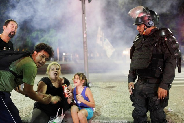 Manifestantes tentam se protegem de bombas de gás lacrimogêneo após princípio de confusão durante protesto no Rio de Janeiro (RJ) - 14/06/2019
