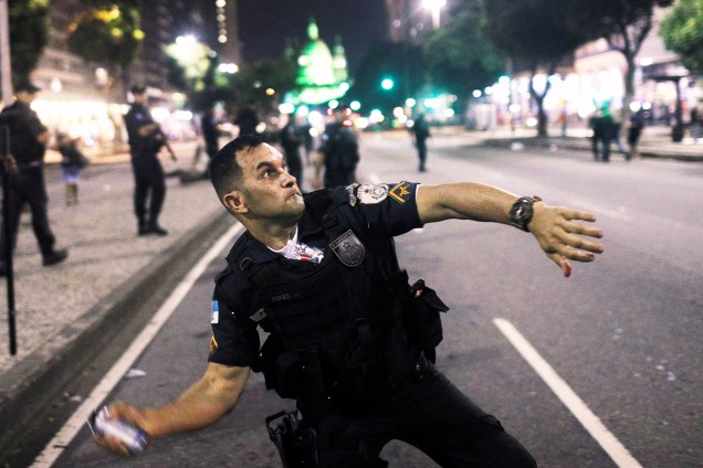 Policial lança bomba de efeito moral durante protesto contra a reforma da previdência, realizado no Rio de Janeiro (RJ) - 14/06/2019