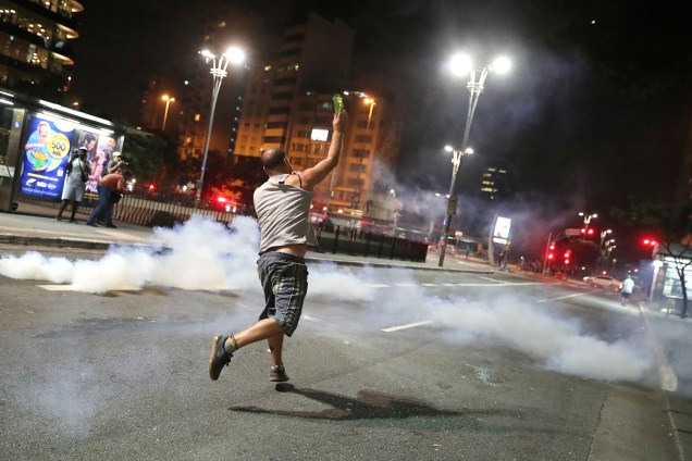 Manifestantes entram em confronto com policiais no cruzamento da Avenida Paulista com a Rua da Consolação, em São Paulo (SP), durante protesto contra a reforma da previdência - 14/06/2019