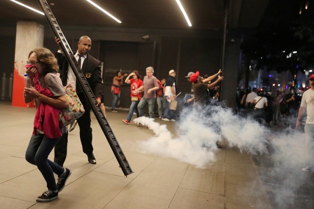 Manifestantes entram em confronto com policiais em São Paulo (SP), durante protesto contra a reforma da previdência - 14/06/2019