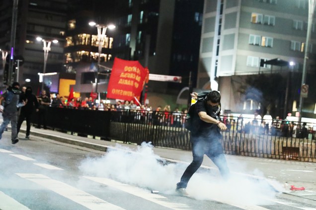 Manifestantes entram em confronto com policiais no cruzamento da Avenida Paulista com a Rua da Consolação, em São Paulo (SP), durante protesto contra a reforma da previdência - 14/06/2019