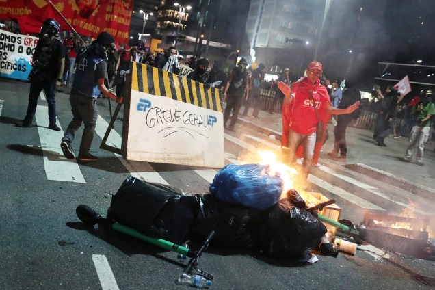 Manifestantes fazem barricada na Avenida Paulista, em São Paulo (SP), durante protesto contra a reforma da previdência - 14/06/2019