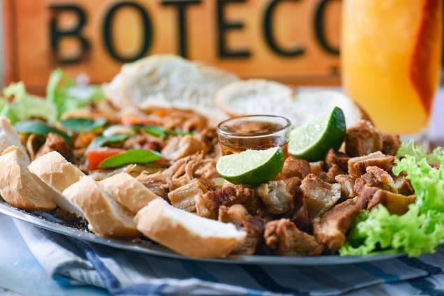 Pernil chapado: porção de pernil feito na chapa com cebola, tomate e manjericão, mais uma porção de torresmo e uma dose de cachaça Pernil chapado: porção de pernil feito na chapa com cebola, tomate e manjericão, mais uma porção de torresmo e uma dose de cachaça