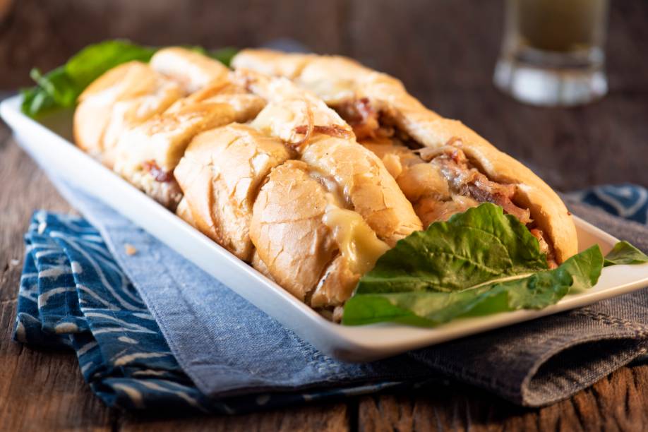 Lanche chivillo: baguete recheada com cupim, mussarela, bacon, cebola-roxa, tomate e maionese