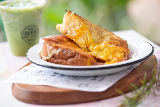 Mistão do padoca: duas fatias de pão de mandioca, crosta crocante de queijo e recheio de presunto e ovo com gema cremosa