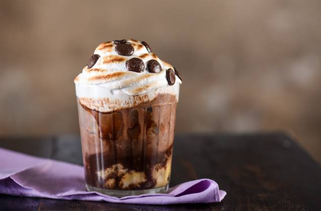 Para adoçar o paladar: sorvete ao forno de chocolate, biscoito ao rum e merengue italiano Para adoçar o paladar: sorvete ao forno de chocolate, biscoito ao rum e merengue italiano