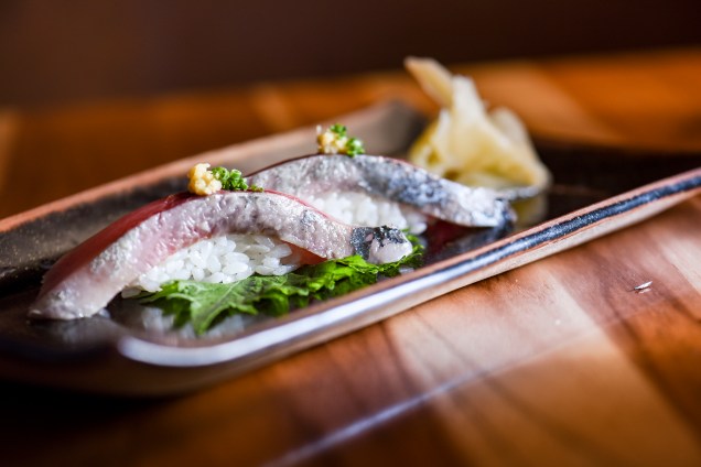 O sashimi chamado peixe brilhante: feito com carapau