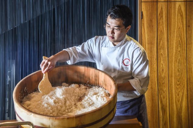 Chef Alex Iwamurano preparo do arroz: à vista dos clientes
