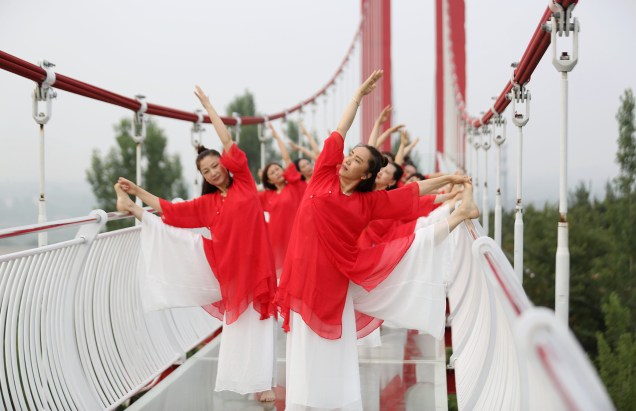 Mulheres praticam ioga em uma ponte de vidro suspensa no Condado de Yinan, na província de Shandong de China - 20/06/2019