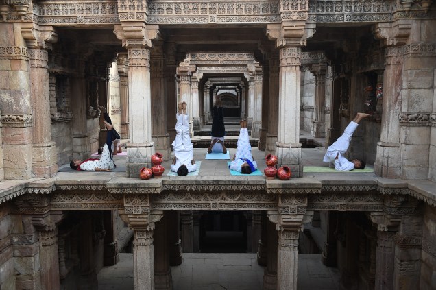 Praticantes de ioga participam de uma sessão em uma construção do século XV em Adalaj, no estado de Gujarat, na Índia - 21/06/2019