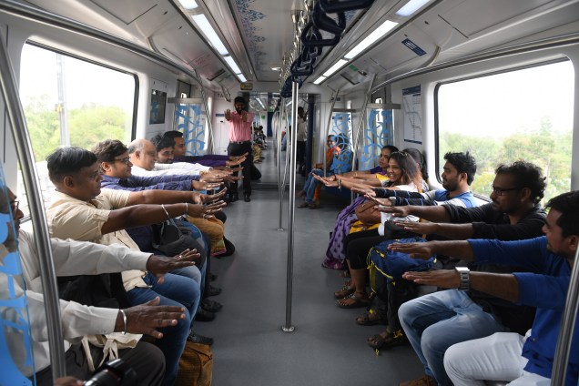 Instrutora realiza sessão de ioga com os passageiros em vagão de metrô em Hyderabad, na Índia - 21/06/2019