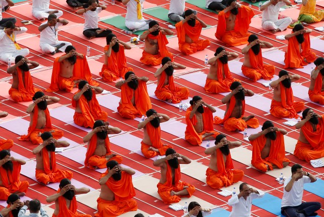 Religiosos hindus participam de uma sessão de ioga em um estádio de Ahmedabad, Índia - 21/06/2019