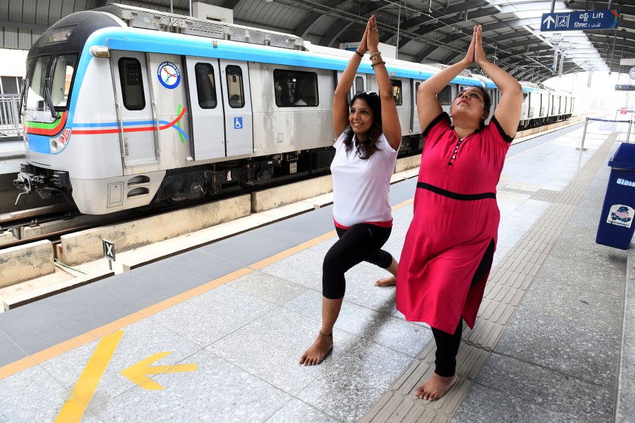 Mulheres realizam sessão de ioga em uma estação de metrô na cidade de Hyderabad, na Índia.  21/06/2019