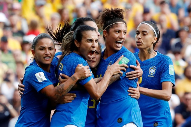 Jogadoras da seleção comemoram o gol de Marta na partida contra a Austrália no Stade de La Mosson, em Montpellier, França - 13/06/2019