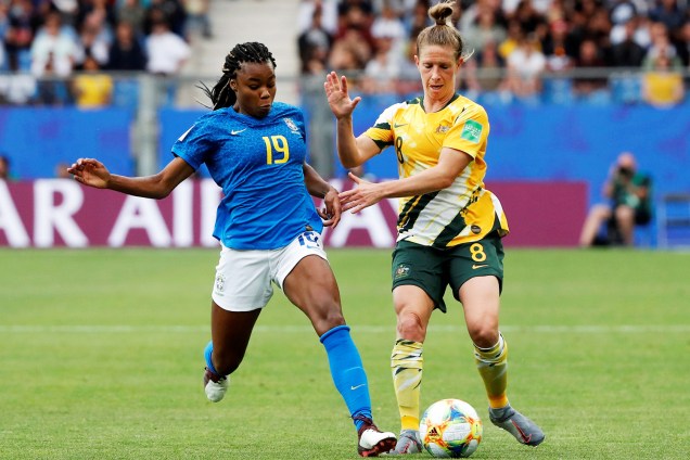 Ludmila disputa bola com Elise Kellond-Knight durante partida entre Brasil e Austrália, válida pela fase de grupos da Copa do Mundo - 13/06/2019
