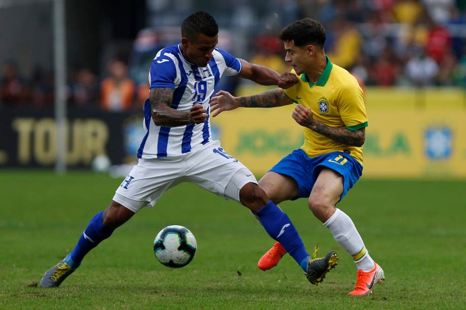 Philippe Coutinho, do Brasil, dribla Luis Garrido, de Honduras, durante amistoso no estádio Beira Rio, em Porto Alegre