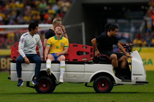 O volante Arthur sai de campo após sofrer lesão durante amistoso contra Honduras no estádio Beira Rio, em Porto Alegre