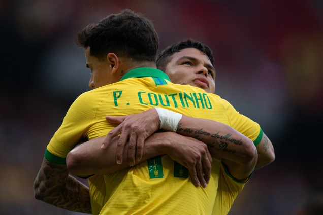 Thiago Silva abraça Philippe Coutinho após marcar o segundo gol da seleção brasileira no amistoso contra Honduras, em Porto Alegre