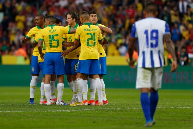 Jogadores da seleção brasileira comemoram o gol de David Neres na goleada sobre Honduras em amistoso disputado no estádio do Beira Rio, em Porto Alegre