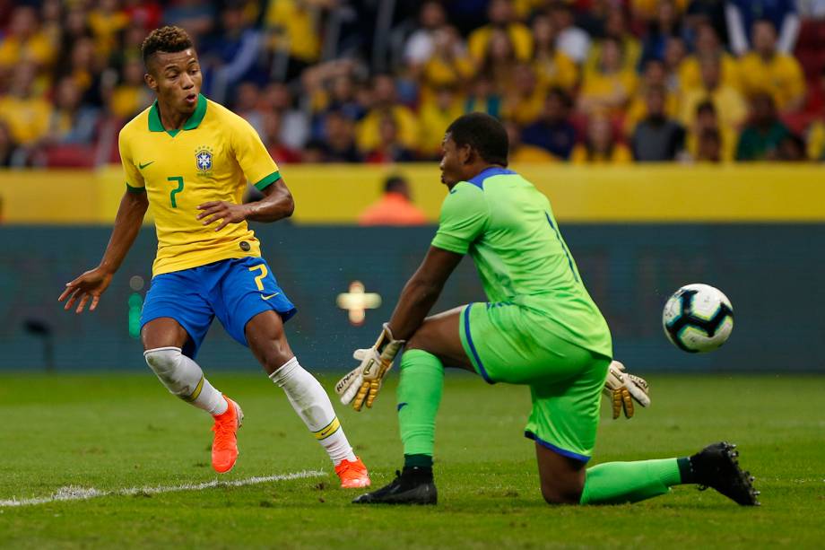 David Neres toca na saída do goleiro Luis Lopez para marcar na goleada da seleção brasileira sobre Honduras