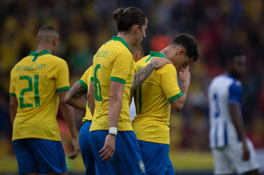 Philippe Coutinho comemora após marcar no amistoso contra Honduras, em Porto Alegre