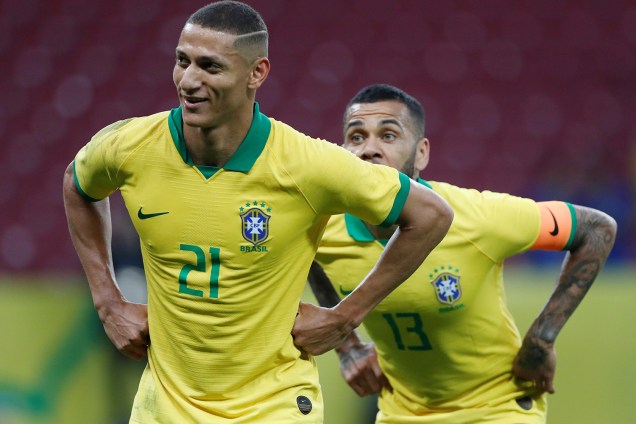 O atacante Richarlison comemora o sétimo gol da seleção na goleada sobre Honduras no Beira Rio