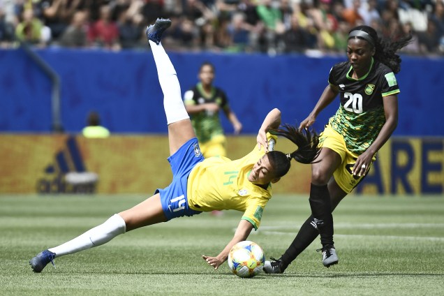 A zagueira Kathellen disputa jogada com a meia jamaicana Cheyna Matthews