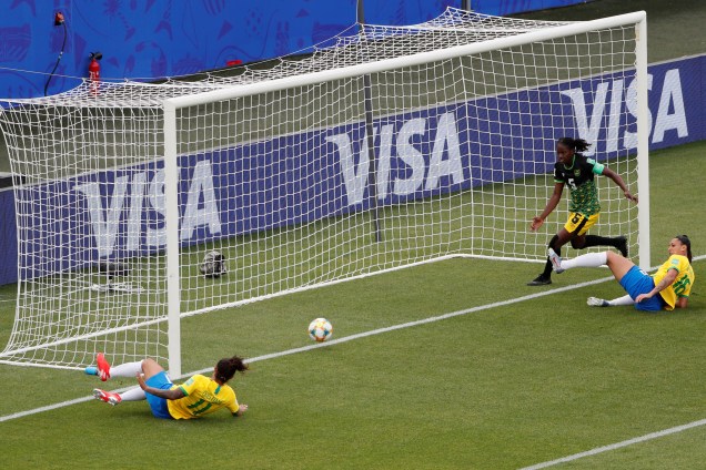 Cristiane desliza para marcar o segundo gol da seleção brasileira na vitória sobre a Jamaica