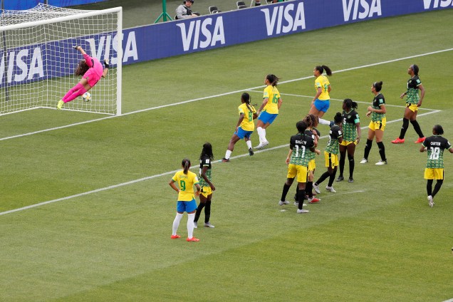 Cristiane marcou o terceiro gol do Brasil em cobrança de falta contra a Jamaica