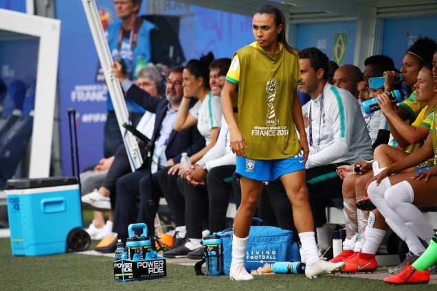 Marta acompanha do banco a partida entre Brasil e Jamaica na estreia da seleção na Copa do Mundo