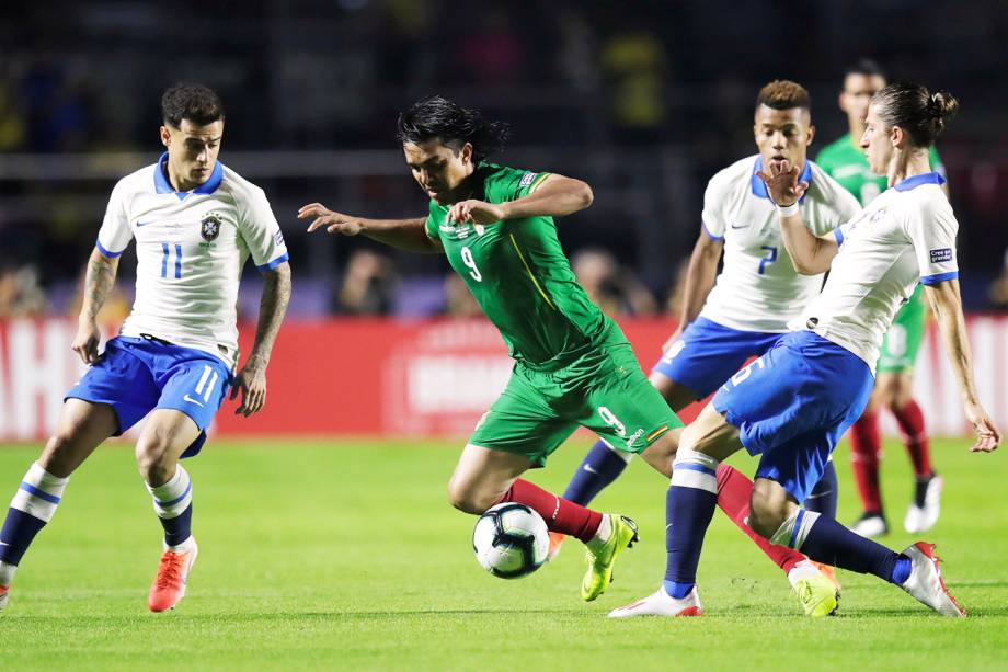 Marcelo Martins, da Bolívia, disputa lance com Philippe Coutinho, do Brasil, durante partida válida pela fase de grupos da Copa América - 14/06/2019