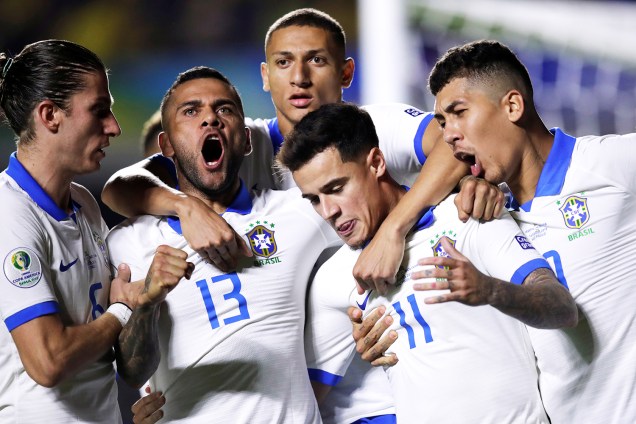 Philippe Coutinho comemora com seus companheiros após marcar gol durante partida contra a Bolívia, válida pela fase de grupos da Copa América - 14/06/2019