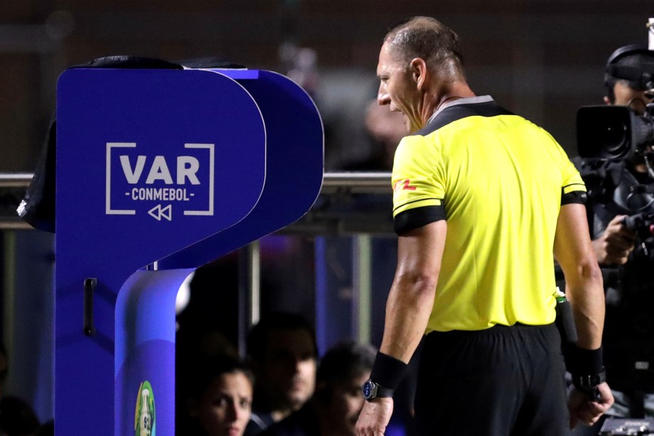 O árbitro Nestor Pitana consulta o VAR durante partida entre Brasil e Bolívia - 14/05/2019