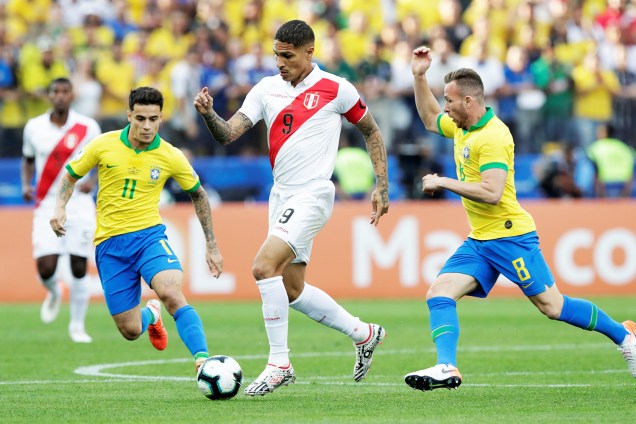 Paolo Guerrero disputa lance com  Arthur e Philippe Coutinho durante partida válida pelo grupo A da Copa América - 22/06/2019
