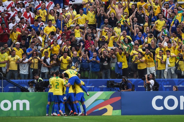Jogadores comemoram após Casemiro marcar o primeiro gol do Brasil, durante partida contra o Peru - 22/06/2019