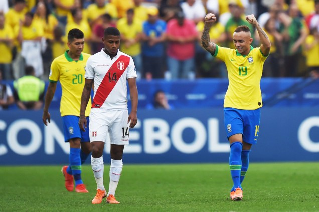 Everton (dir), comemora após marcar o terceiro gol do Brasil durante partida contra o Peru, válida pelo grupo A da Copa América, realizada na Arena Corinthians - 22/06/2019