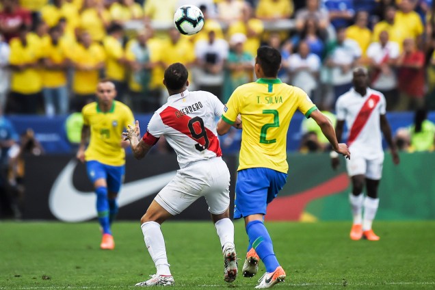 Paolo Guerrero disputa lance com Thiago Silva durante partida entre Peru e Brasil, válida pelo grupo A da Copa América - 22/06/2019