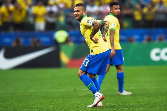Daniel Alves comemora após marcar o quarto gol do Brasil durante partida contra o Peru, válida pelo grupo A da Copa América, realizada na Arena Corinthians - 22/06/2019