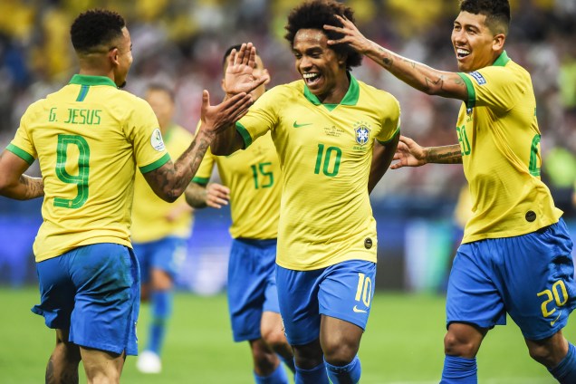 Willian (centro) comemora com seus companheiros após marcar o quinto gol do Brasil durante partida contra o Peru, válida pelo grupo A da Copa América, realizada na Arena Corinthians - 22/06/2019