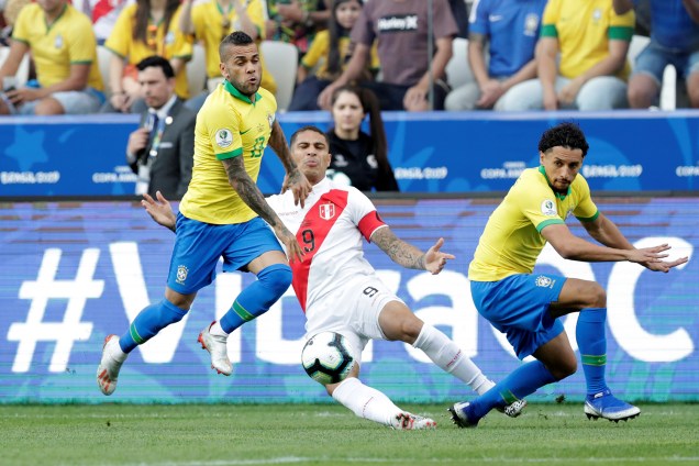 Paolo Guerrero, jogador do Brasil, é marcado pelos brasileiros Daniel Alves e Marquinhos, durante partida válida pelo grupo A da Copa América - 22/06/2019
