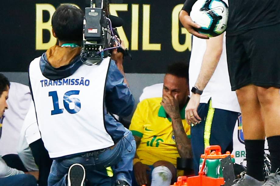 Neymar chora após deixar gramado durante partida entre Brasil e Catar, no estádio Mané Garrincha, em Brasília (DF) - 05/06/2019