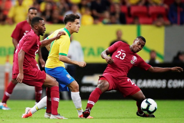 Philippe Coutinho disputa lance com Assim Madibo durante partida amistosa entre Brasil e Catar, realizada no estádio Mané Garrincha, em Brasília (DF) - 05/06/2019